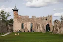 Livonijas ordeņa mūra pils ir senākā celtne Dobelē un valsts nozīmes kultūras piemineklis. Šī vieta nesen piedzīvojusi pārbūvi - pārbūvēta Dobeles Livonijas ordeņa pils k