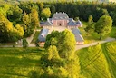Málokdo ví, že máme v Čechách dva Karlštejny. Ten první, slavný hrad na Berounce založený Karlem IV., a lovecký zámeček Karlštejn na Vysočině, nad malebnou vesničkou Svra