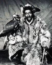 Охота с беркутом для казахов не просто способ добычи пушного зверя, а живая нить, протянутая сквозь столетия кочевой культуры . На фотографии, охотник казах в тёплой мехо