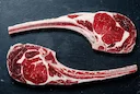 Это кусок говядины на кости - жирное мраморное мясо, хорошо подходящее для приготовления на мангале, и самый популярный из стейков на косточке. По сути, это выдержанный а Это кусок говядины на кости - жирное мраморное мясо, хорошо подходящее для приготовления на мангале, и самый популярный из стейков на косточке. По сути, это выдержанный а