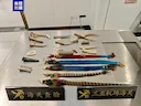 三亚机场海关重拳出击！查获27件濒危野生动物制品，细节曝光！

近日，在三亚凤凰国际机场，海关关员进行例行出境航班监管时，凭借敏锐的警觉性和先进的机检设备，发现一名选择“无申报通道”（即“绿色通道”）通行的旅客行李图像异常。经开箱彻底查验，结果令人震惊：共查获包括鹿角、珍稀鹦鹉羽毛制品在内的野生动物制品27件，总重达746克。这起事件再次