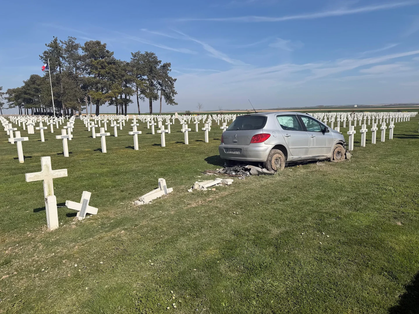 Marne: un automobiliste termine sa course dans une nécropole après avoir évité un chevreuil