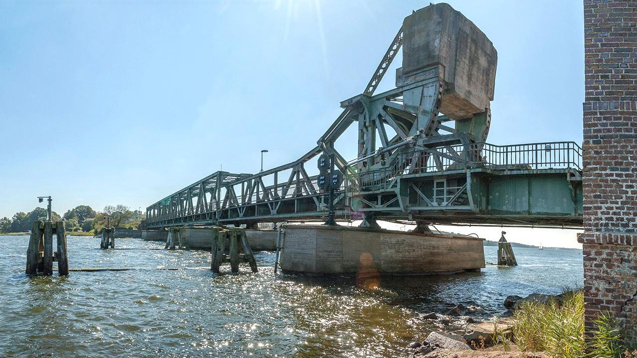Schleibrücke Lindaunis: Erstes 120-Tonnen-Brückenteil sitzt – Baufortschritt nach jahrelangen Verzögerungen