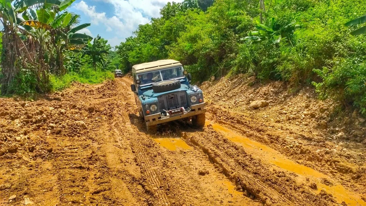 Last week short trip with 2 land rovers (mine and my friend's)...
Exploring limestone cliff and quarry area at Klapanunggal, West Java, Indonesia.

The view and route was