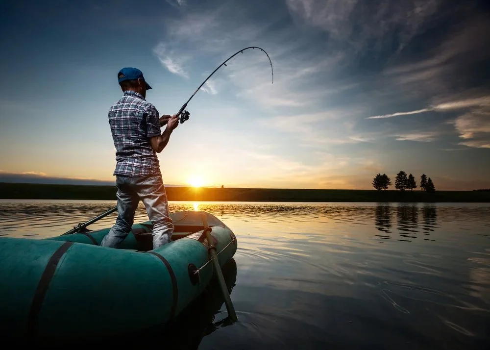 Les avantages de la libération des poissons capturés incluent le fait que certains des poissons relâchés survivent, ce qui réduit le dépeuplement. Mais cela ne se produit