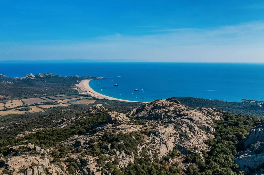Tout savoir sur la Chasse en CORSE: Faune spécifique, législation régionale, traditions de chasse et clubs actifs
La Corse, île méditerranéenne aux paysages sauvages et