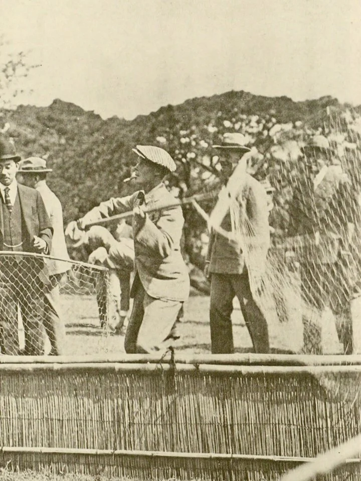 Edward VIII and Duck Netting at Hama-rikyū Gardens, Japan 1922

The photograph from 1922 shows a rare and evocative scene: the future King Edward VIII—then the Prince of 