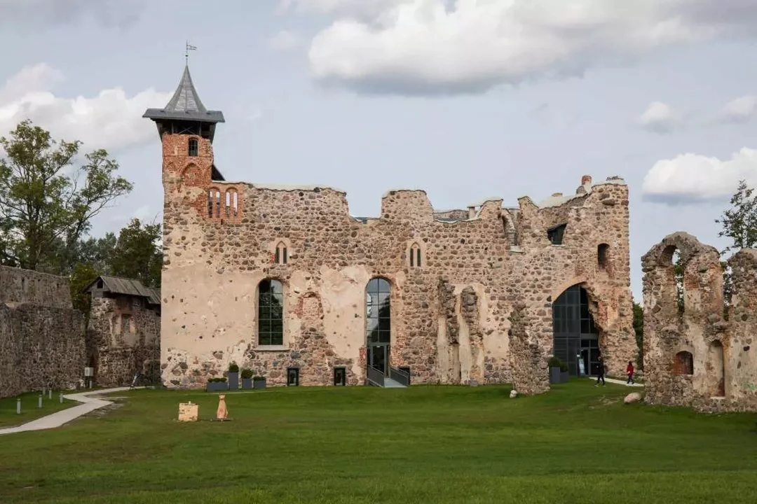 Livonijas ordeņa mūra pils ir senākā celtne Dobelē un valsts nozīmes kultūras piemineklis. Šī vieta nesen piedzīvojusi pārbūvi - pārbūvēta Dobeles Livonijas ordeņa pils k