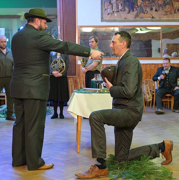 První ročník Pytlácké noci v sále Bušovické hospody uspořádaly Český svaz ochránců přírody v Rokycanech a Okresní myslivecký spolek Českomoravské myslivecké jednoty.