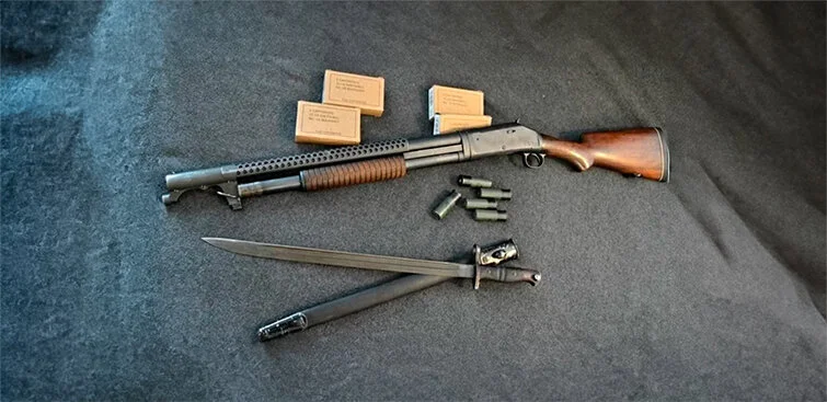 Geschichte der Glattrohrwaffen
Den meisten Historikern zufolge wurde Schießpulver im 11. Jahrhundert in China erfunden. Mit der Zeit gelangte das Wissen über seine Herste