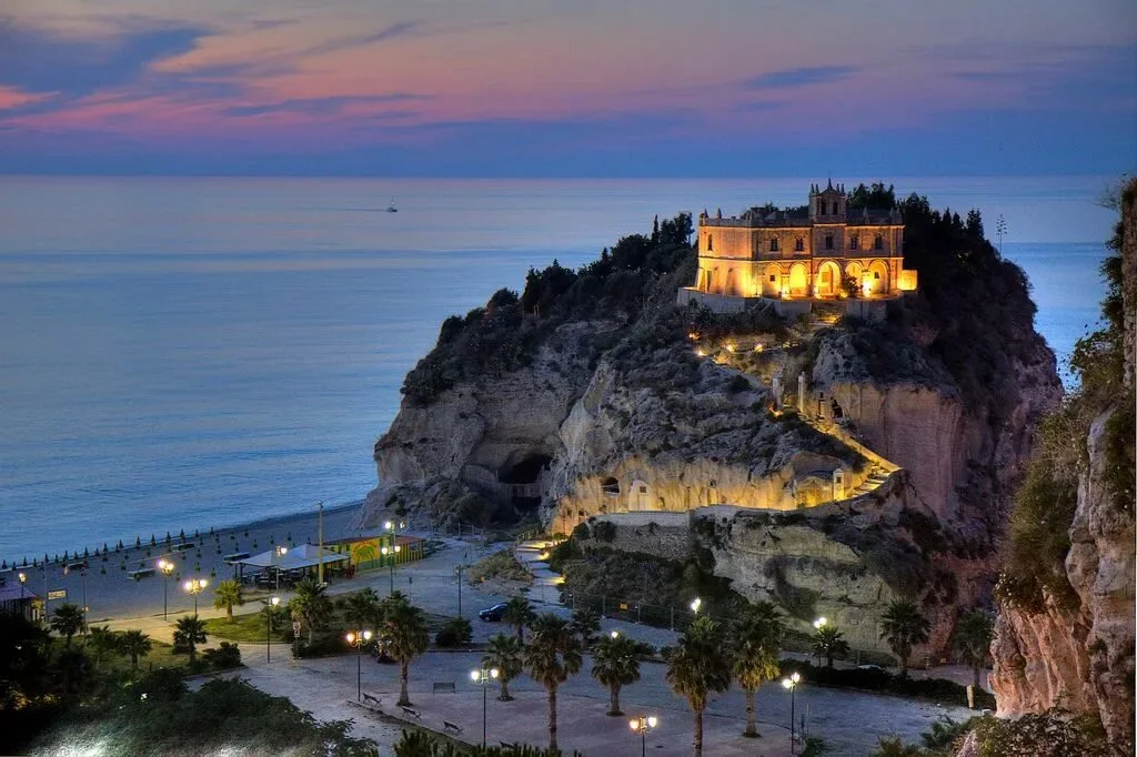 Caccia in CALABRIA: Tra i Boschi dell’Aspromonte, il Richiamo del Cinghiale e le Tradizioni Mediterranee
Caratteristiche geografiche e naturali della regione dal punto d