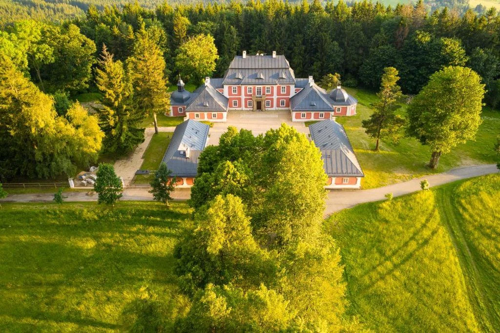 Málokdo ví, že máme v Čechách dva Karlštejny. Ten první, slavný hrad na Berounce založený Karlem IV., a lovecký zámeček Karlštejn na Vysočině, nad malebnou vesničkou Svra