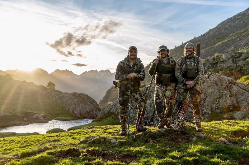 🇺🇸 A Russian, and two Spanish hunter in the mountains? What could go wrong? Missing the Pyrenees and these two guys! 🇨🇦
~
~
🇪🇸 ¿Un ruso y dos españoles cazando en l