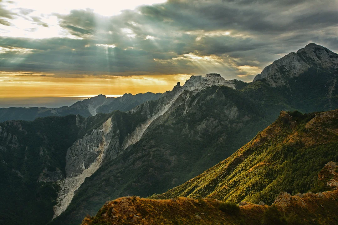 Caccia nelle Alpi Apuane: Tra Marmi e Selvaggia Bellezza

Geografia e Caratteristiche Naturali

 Le Alpi Apuane, estensione montuosa della Toscana settentrionale, offrono
