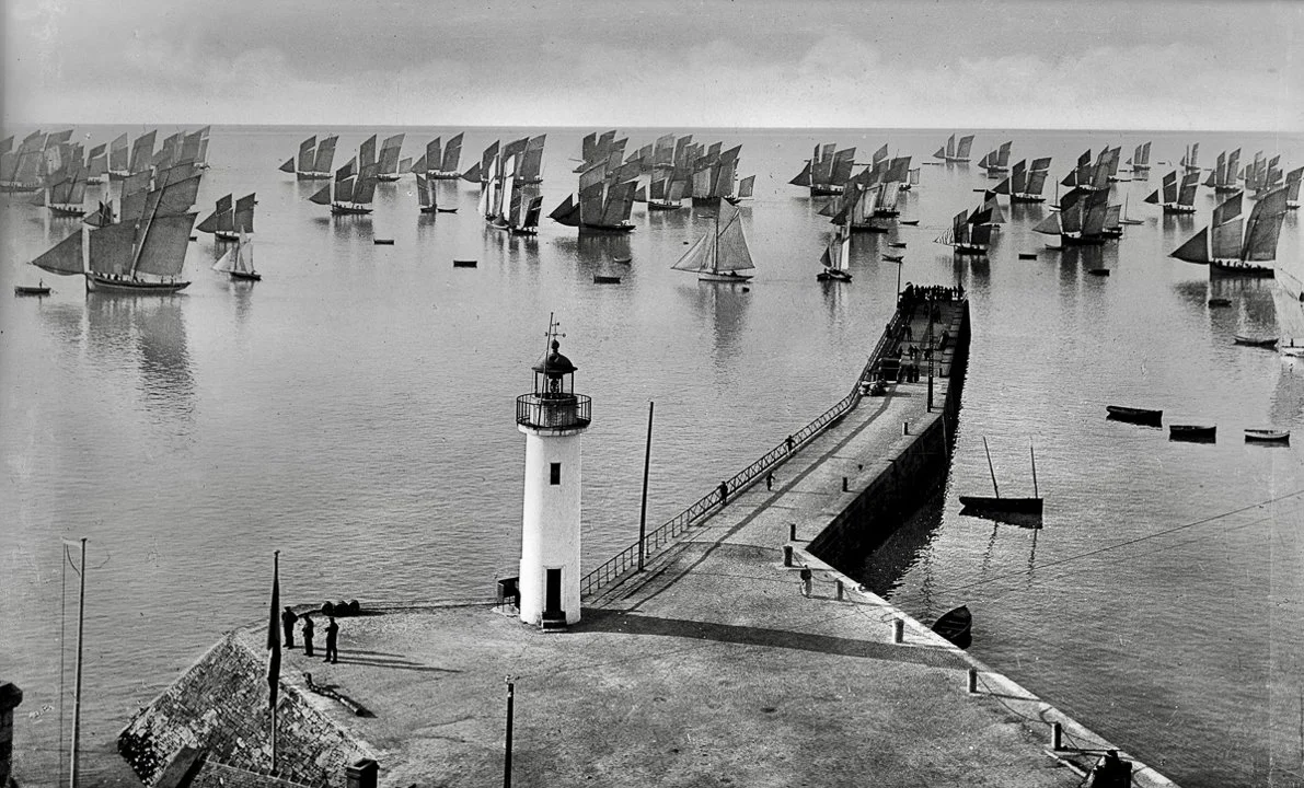 Oyster hunting and sorting in 19th-century France was an essential maritime and culinary practice that reflected both the country’s deep gastronomic traditions and the ev