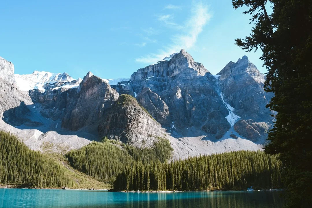 LA CHASSE DANS LA RÉGION DE L'ALBERTA, CANADA: CARACTÉRISTIQUES GÉOGRAPHIQUES, ESPÈCES EMBLÉMATIQUES, ET CALANDRIER DES SAISONS DE CHASSE
L'Alberta, province de l'Ouest