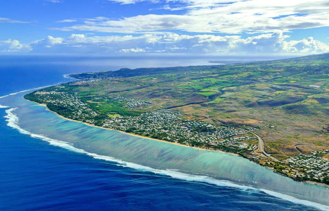 Tout sur la Chasse en RÉUNION: Espèces chassées, saisons autorisées, clubs régionaux et géographie volcanique
L’île de La Réunion, située dans l’océan Indien, est un ter