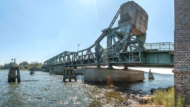 Schleibrücke Lindaunis: Erstes 120-Tonnen-Brückenteil sitzt – Baufortschritt nach jahrelangen Verzög