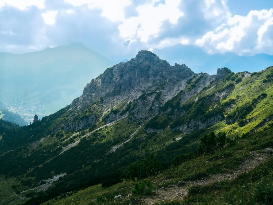 Jagd in Ruggell, Liechtenstein: Naturräume, Saisonregeln, Jagdmethoden, Klubs, Besonderheiten und Kulturelle Aspekte

Die Jagd in Ruggell, dem nördlichsten Gemeindebezirk