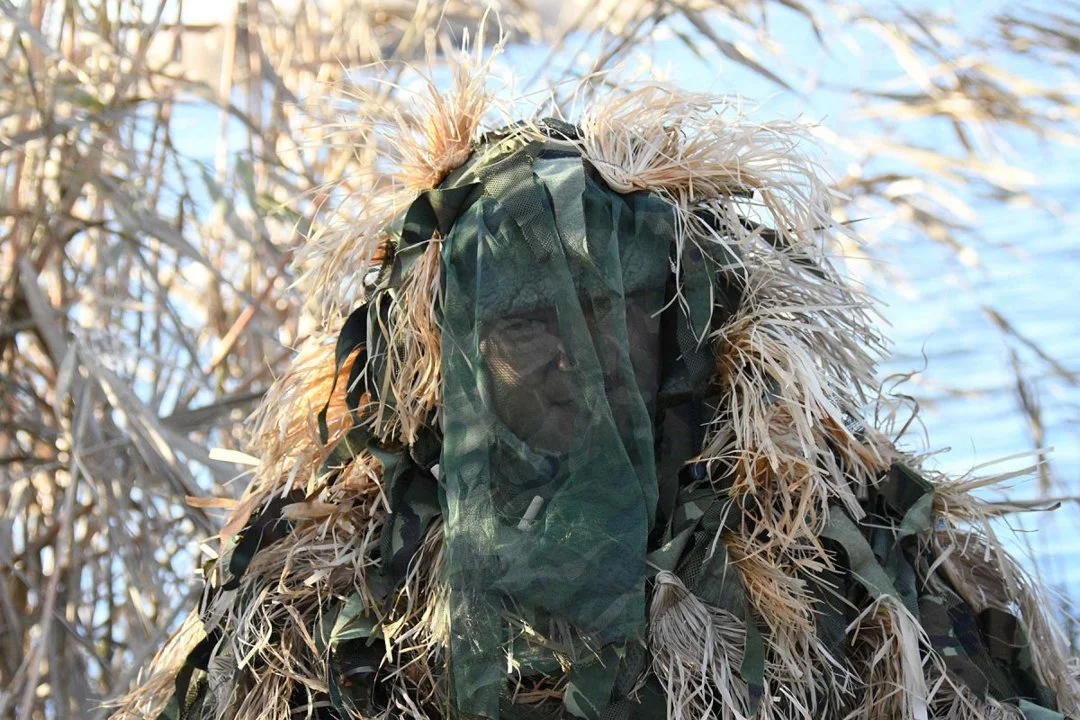 Lad os tale om forklædning
Camouflage under efterårsjagt skiller sig ud i forhold til samme jagt om forår eller vinter. Nå, bedøm selv, løvet er lige begyndt at blive gu