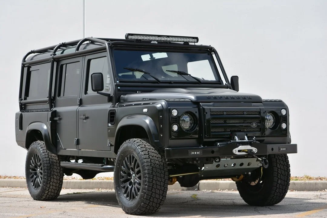 Land Rover Defender: Классика охотничьего внедорожника

Land Rover Defender — это автомобиль с историей, который стал синонимом охоты и приключений. Его прочная конструкц